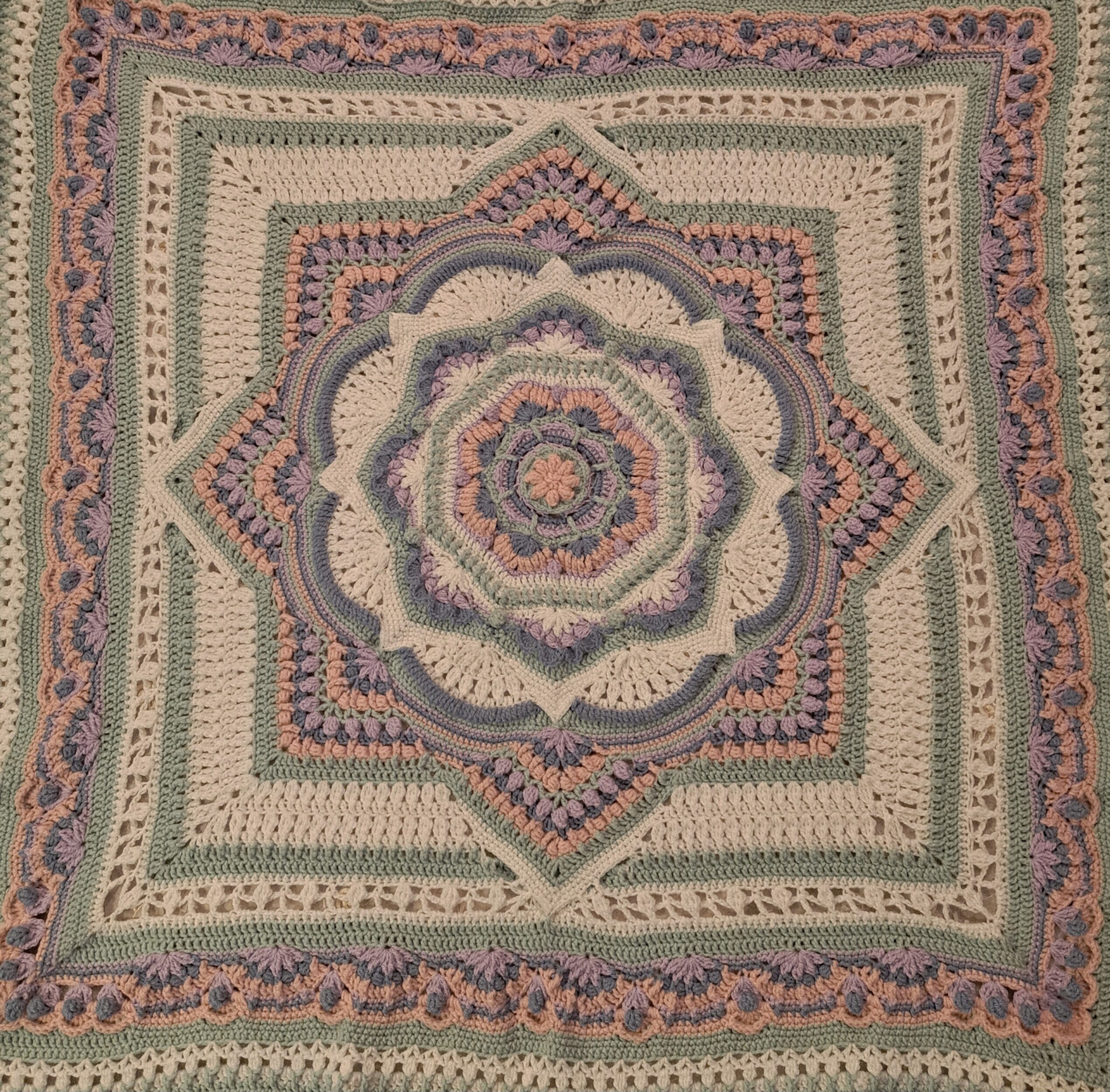 CrystalsandCrochet gehäkelte Decke Mandala
