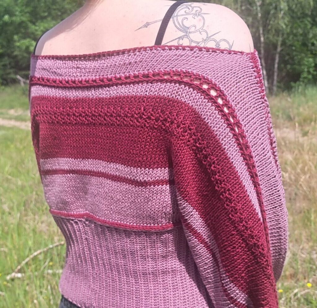 Gestrickter Pullover whimsical griechische Göttin Rückansicht Pullover Amara 2